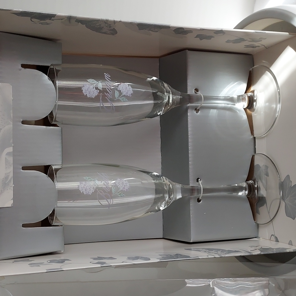 NIB Hydrangea Glass Champagne Flute Set White/Lavender Floral Print